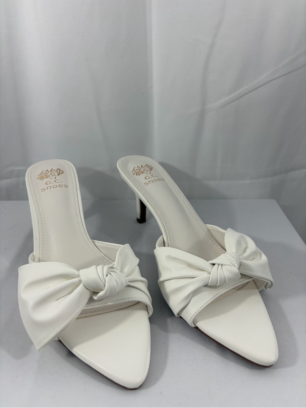 NWT G.C. Shoes Women’s Size 8 White Bow Heels